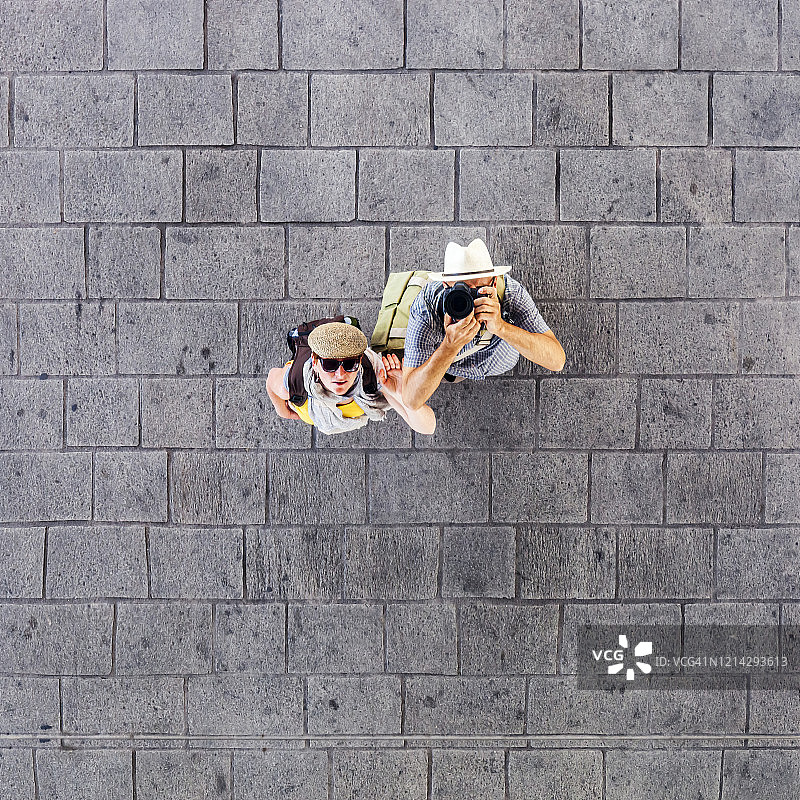 倒立的游客情侣图片素材