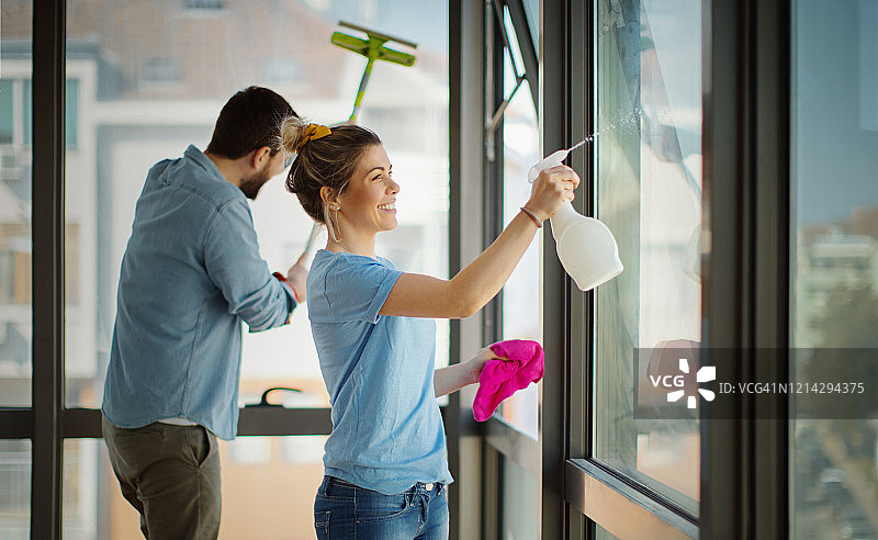 疫情封锁期间的公寓清洁图片素材