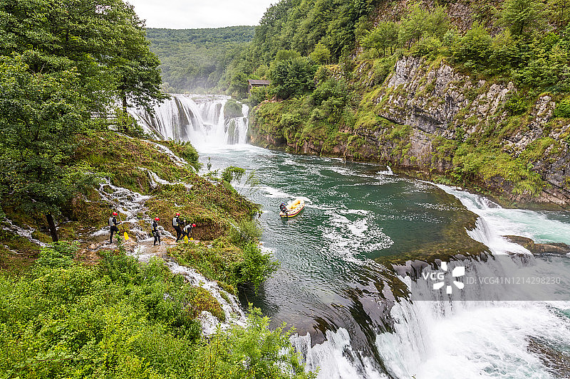 游客下到斯特拉巴奇布克瀑布，在乌纳河上漂流图片素材