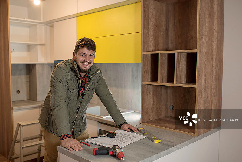 微笑的木匠结束一天的工作图片素材