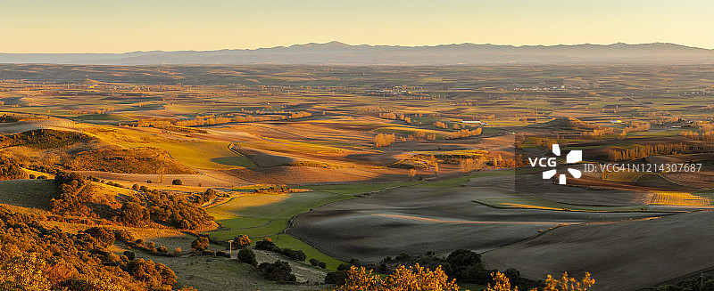 西班牙布尔戈斯梅里达德斯地区平原的冬季日落景观图片素材