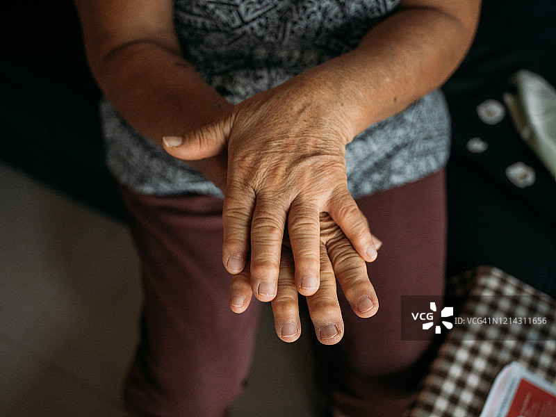 特写：年长的女人在家里的客厅使用洗手液图片素材