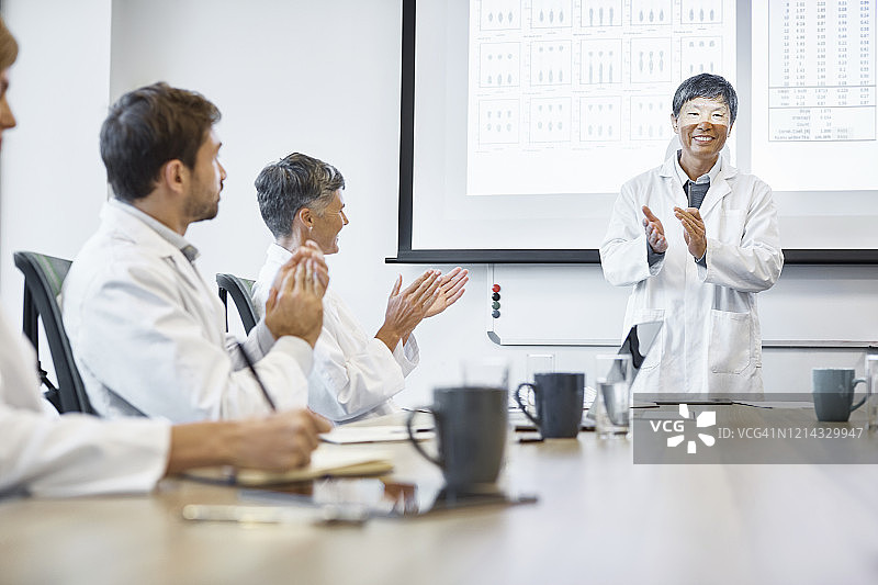 科学家在会议室鼓掌图片素材