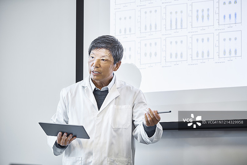 医生讲解癌症治疗方案图片素材