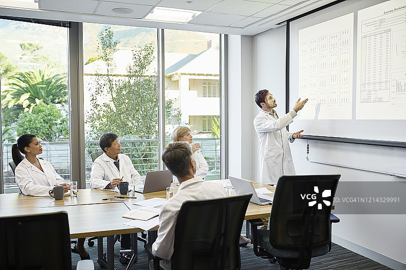 科学家向同事做报告图片素材