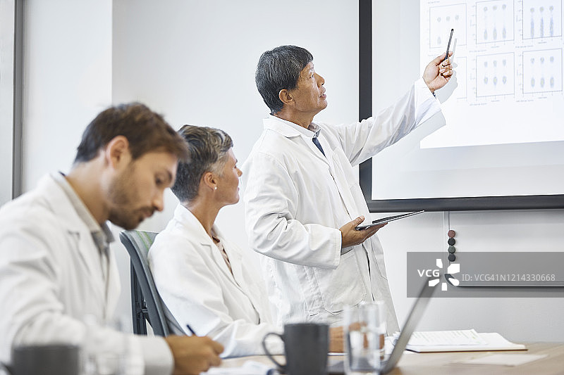 科学家与同事讨论治疗方案图片素材