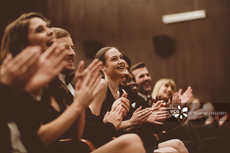 剧院里快乐的观众鼓掌，手部特写图片素材