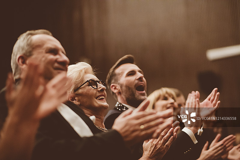 剧院里的起立鼓掌图片素材