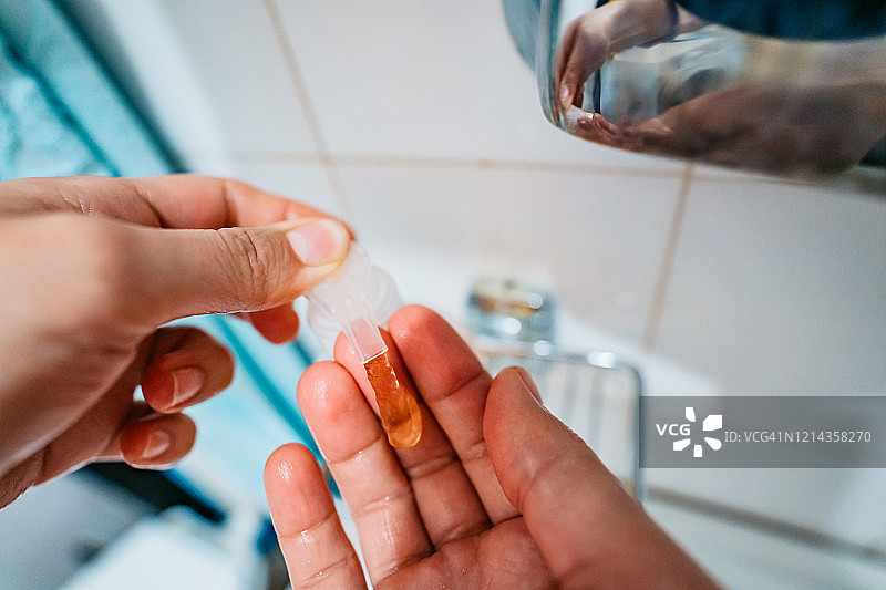 女人洗手预防病毒图片素材