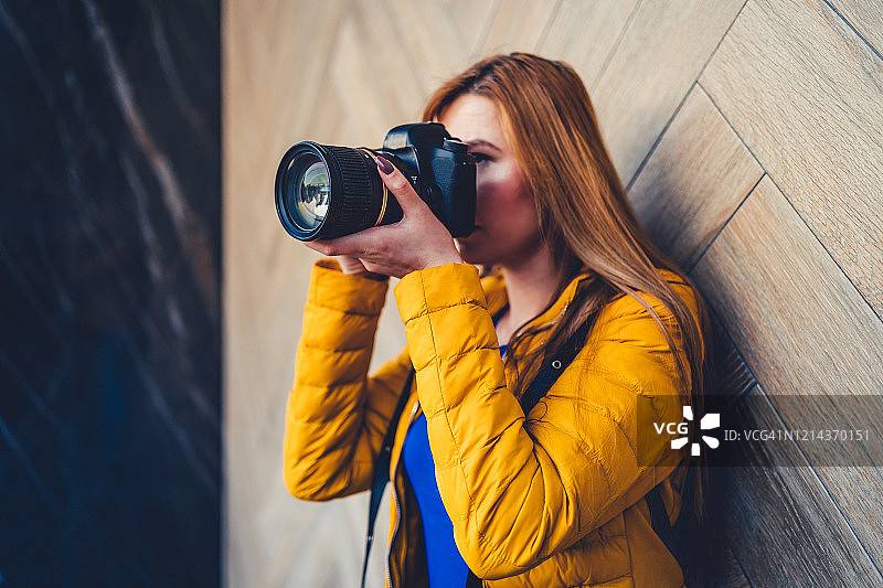 女人用相机拍照图片素材