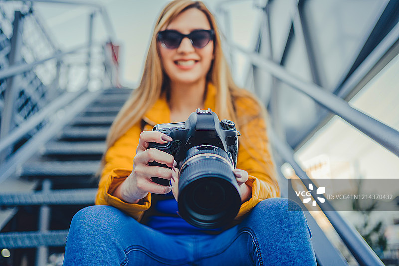 手持相机的女人图片素材