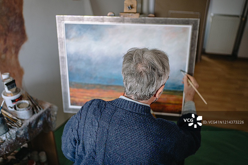 老年画家在家绘画的后视图图片素材
