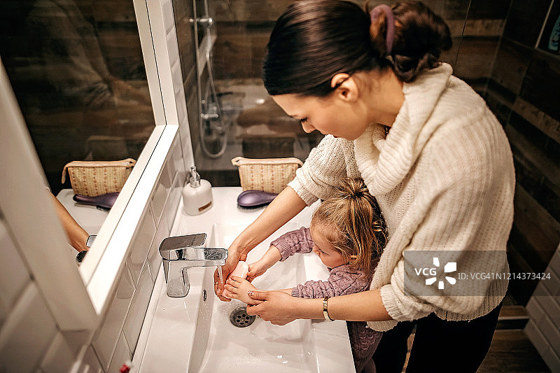 母亲演示如何洗手图片素材
