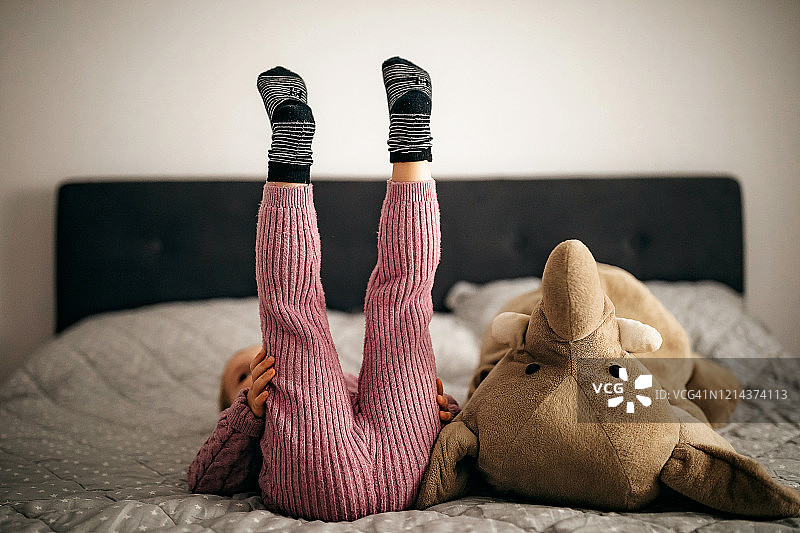 可爱的女孩在卧室里玩玩具图片素材