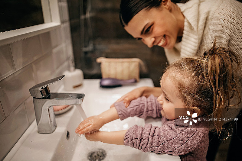 母亲演示如何洗手图片素材