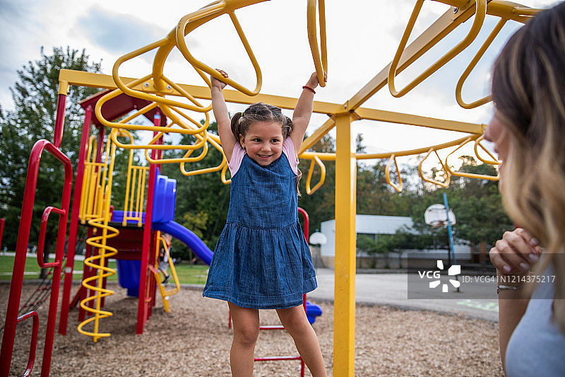 在公园玩耍的小女孩图片素材