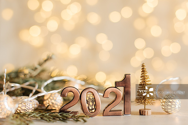 2021新年快乐，金色数字和圣诞帽黑色散景背景图片素材