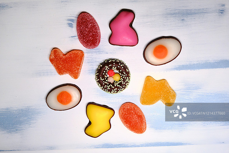 复活节糖果：白色背景上的兔子软糖和巧克力蛋图片素材