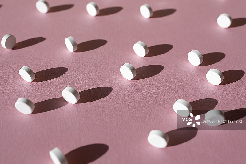 蓝色背景白色药丸药片俯视图图片素材