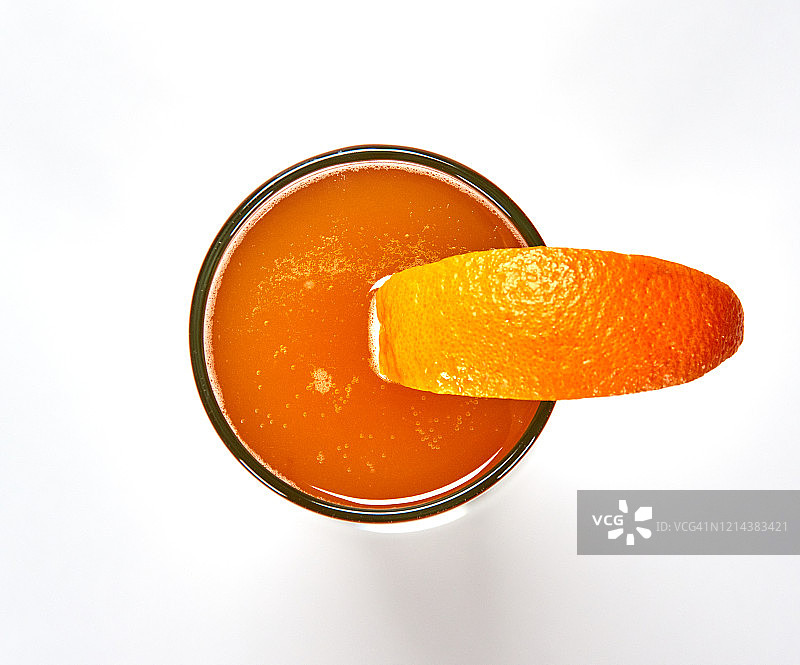 白色背景下装有未过滤白啤酒和橙子片的高杯玻璃杯图片素材
