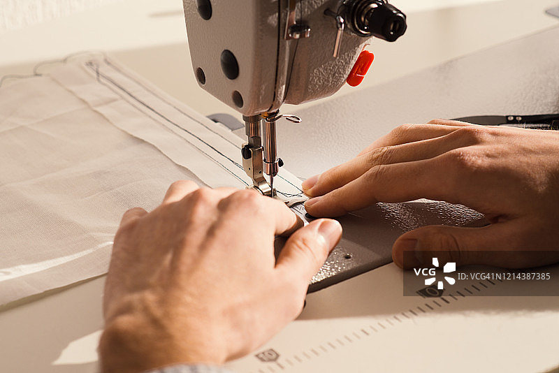 时装设计师在缝纫机上工作图片素材