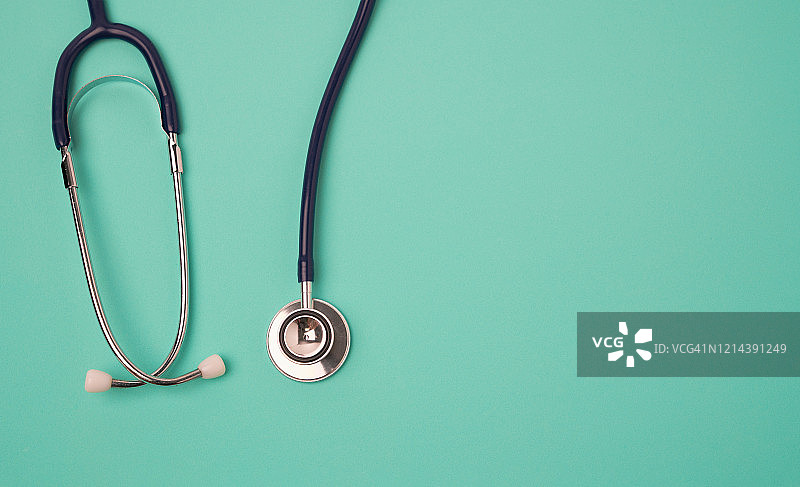 绿色背景上的听诊器图片素材