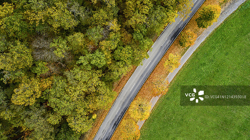 高速公路、秋天的树木和绿色田野的航拍图片素材
