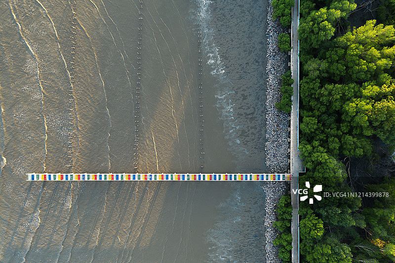 泰国彩虹桥航拍景观：位于沙没沙空府的彩色木桥延伸入海图片素材