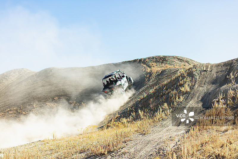 男人和男孩在科罗拉多西部沙漠体验户外越野乐趣图片素材