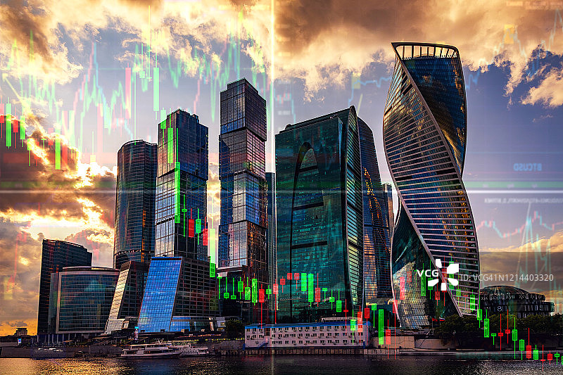 摩天大楼背景上的股票图表：金融系统概念图片素材