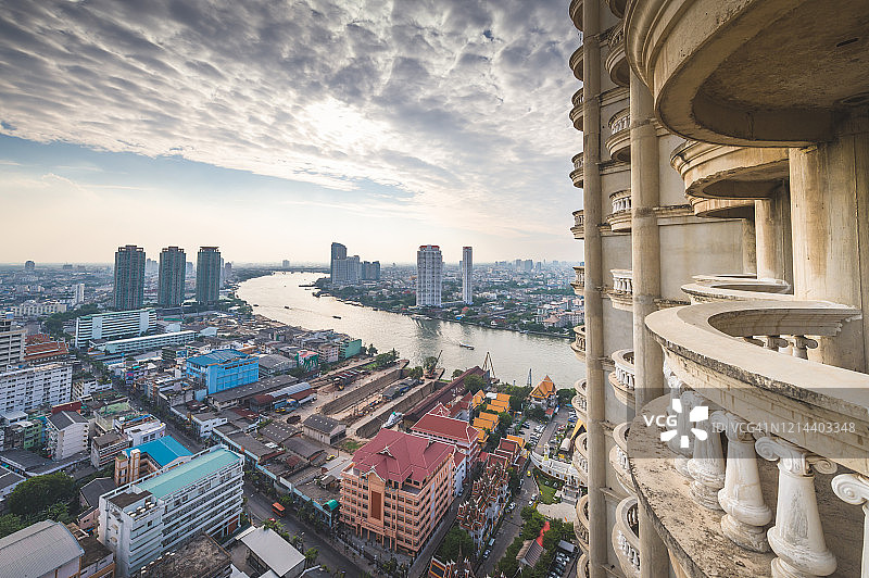 曼谷市中心沙吞和是隆区鬼楼鸟瞰图片素材