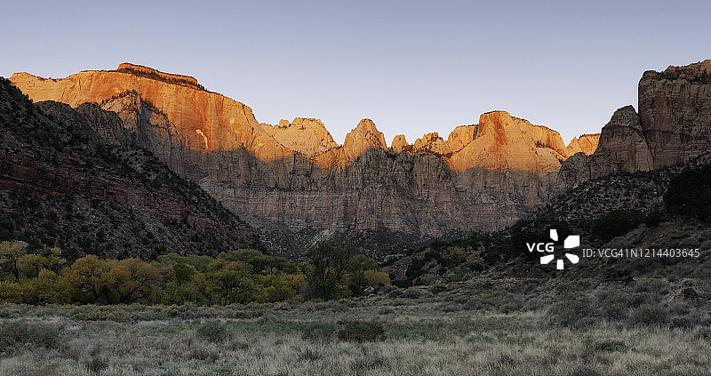 锡安国家公园日出时分的圣母塔图片素材