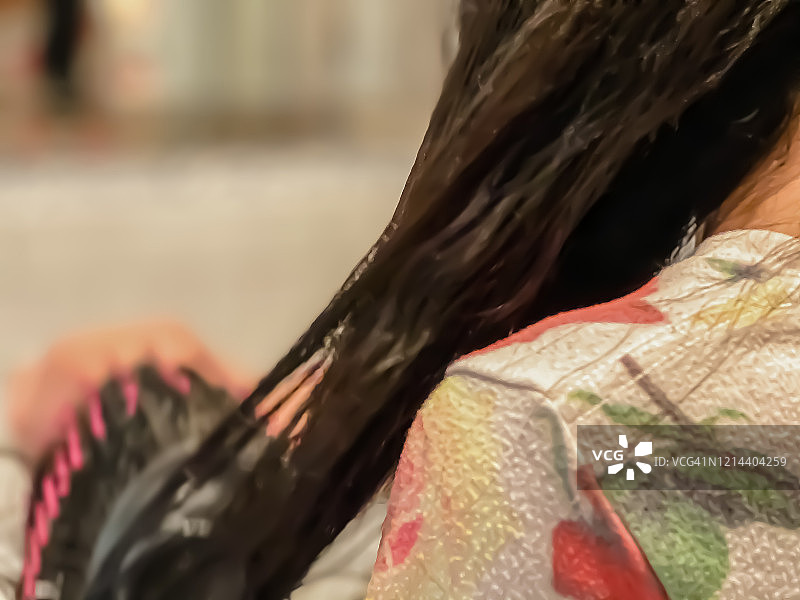 混血少女吹干长发图片素材