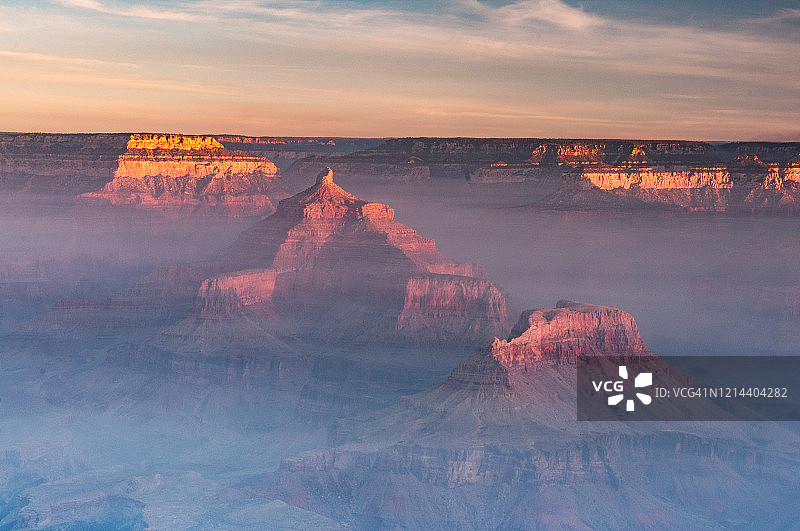 大峡谷国家公园黎明时分的伊西斯神庙图片素材