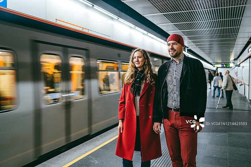 地铁站里的情侣图片素材