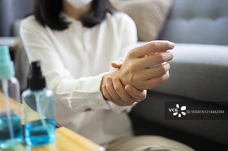 女医生示范酒精洗手，预防新冠病毒图片素材