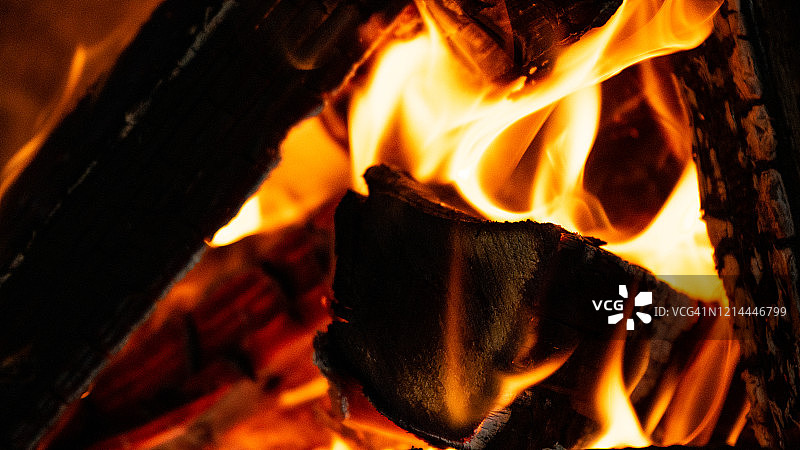 皂石烤箱里的火焰图片素材