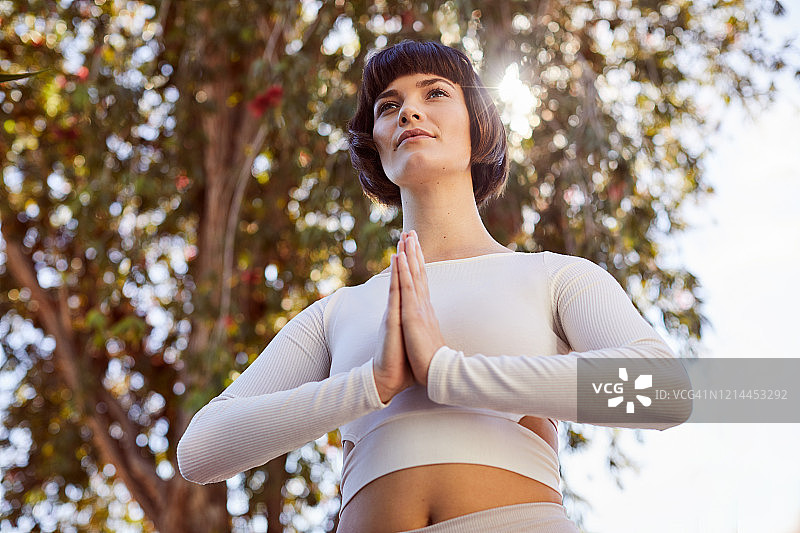 年轻女子在户外摆出山式图片素材