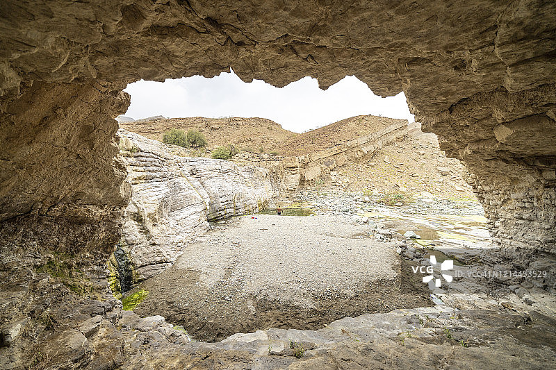 埃塞俄比亚阿法尔达纳基勒洼地沙漠中的洞穴和水池图片素材