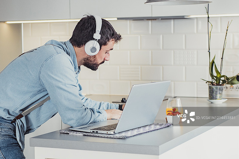 在家工作图片素材