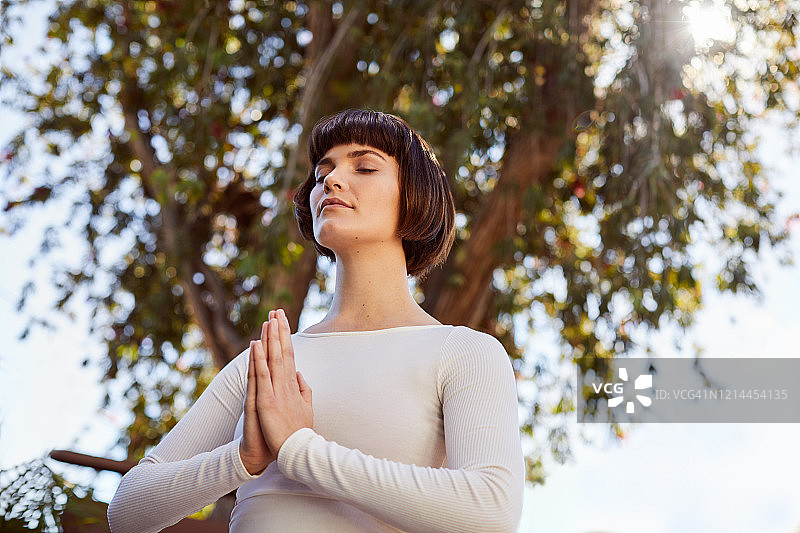 在山式中户外冥想的年轻女人图片素材