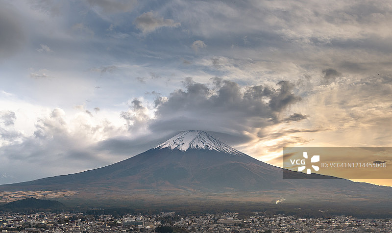 戴着云帽的富士山图片素材