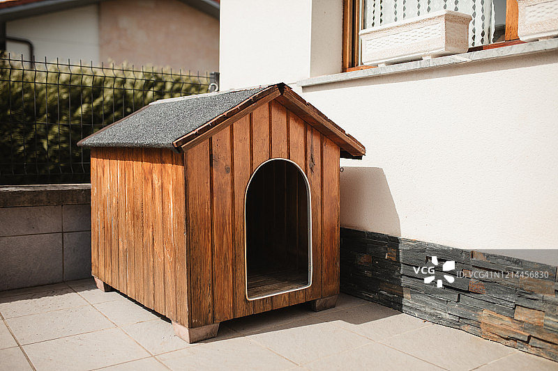 房子露台上的狗窝图片素材