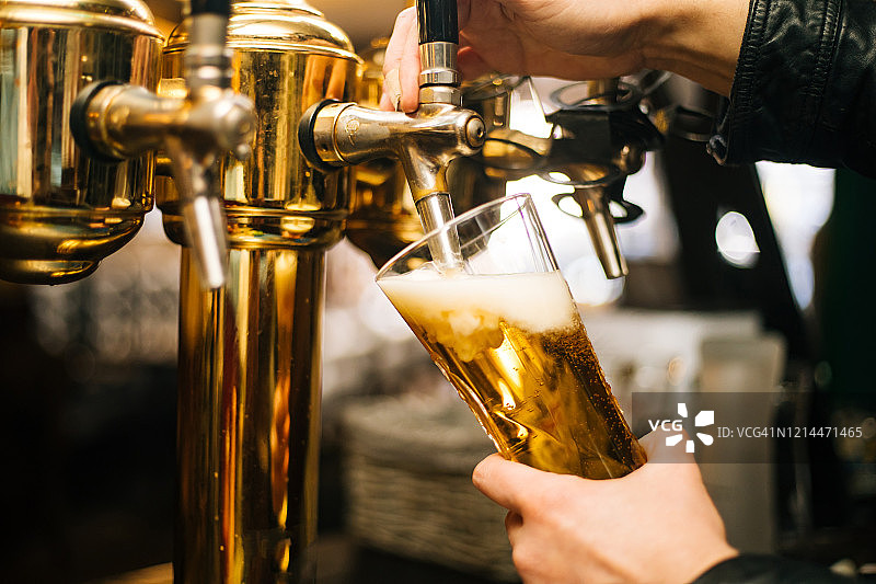 啤酒倾倒图片素材