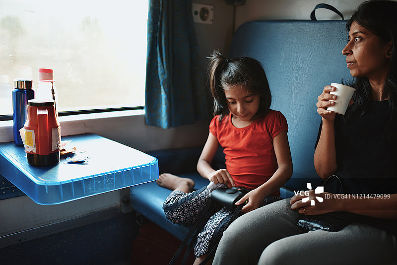 母女乘火车旅行图片素材