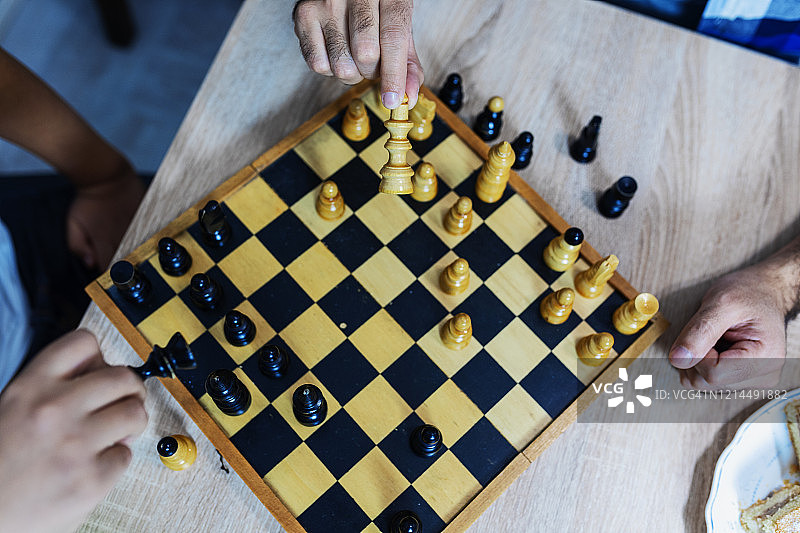 父子在家一起下象棋图片素材