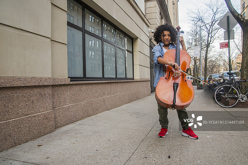 非洲裔西班牙裔男孩演奏大提琴图片素材