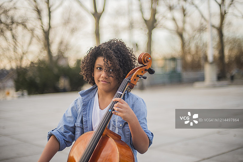 非洲裔西班牙裔男孩演奏大提琴图片素材