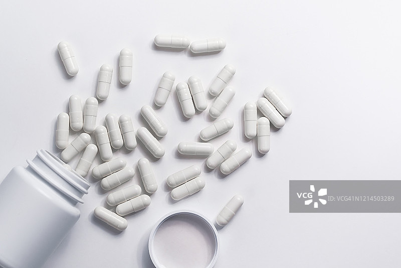 白色背景上的药片和药物图片素材