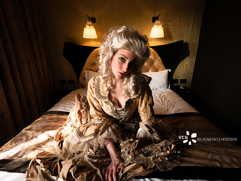 华丽酒店房间：身着复古戏服的女子图片素材